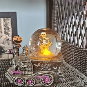 Vintage 1993 Nightmare Before Christmas snow globe
